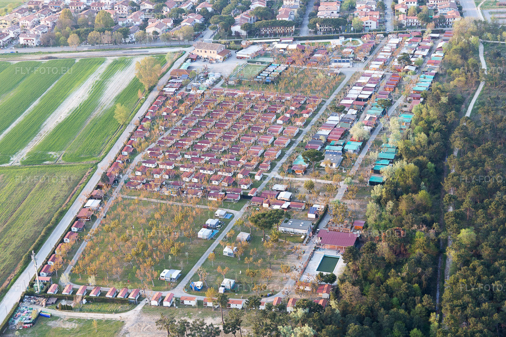 Vue aérienne: Vue de la ville à Lido DI Dante dans le département Émilie-Romagne, Italie. Photo: IMG_098482.jpg prise le 05/04/2017 par Werner Riehm/FLY-FOTO.eu – Résolution de l'original: 5472 x 3648 px