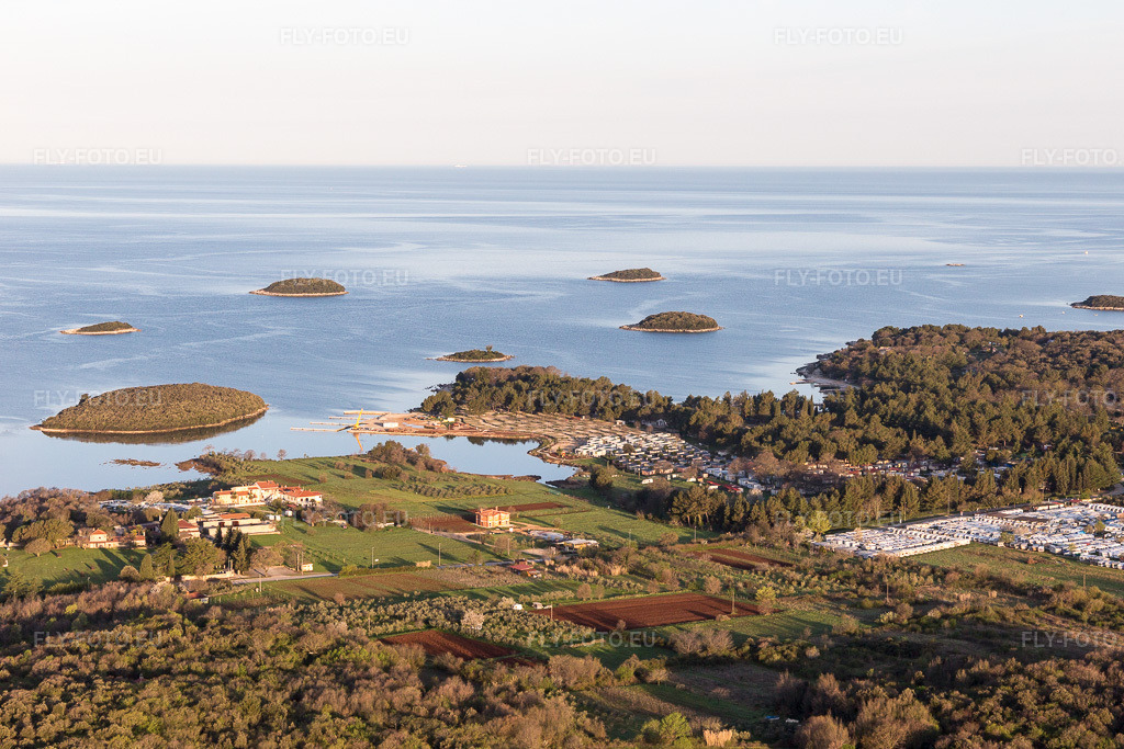 Vue aérienne: Vue de la ville à Stancija Valkanela dans le département Gespanschaft Istrien, Croatie. Photo: IMG_106222.jpg prise le 14/04/2018 par Werner Riehm/FLY-FOTO.eu – Résolution de l'original: 5472 x 3648 px