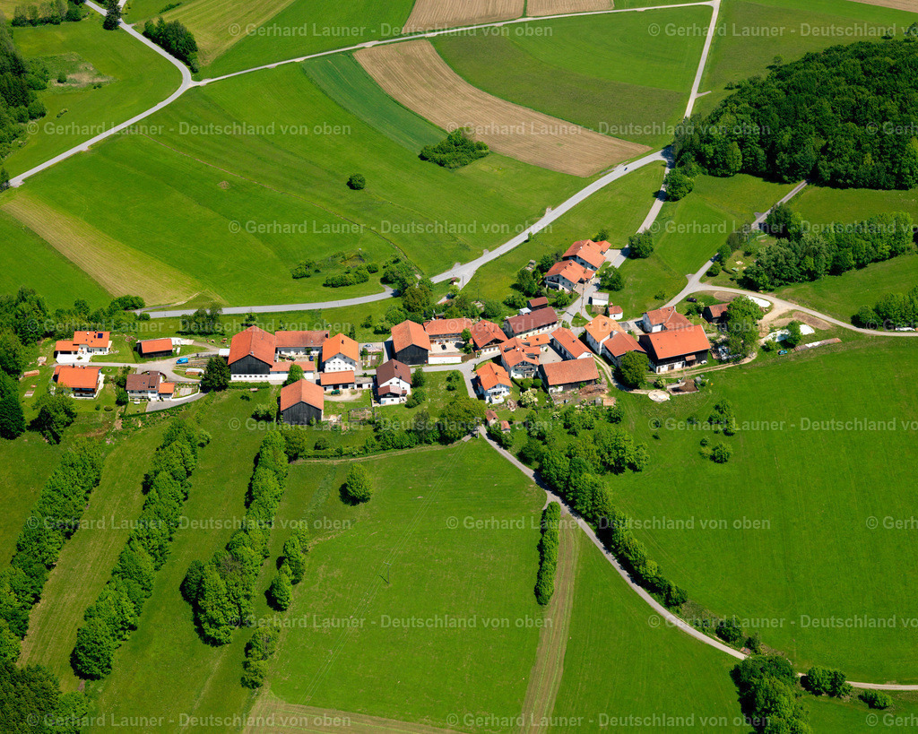 2724073 | HAUZENBERG 19.05.2007 Landwirtschaftliche Nutzflächen und Feldgrenzen  umsäumen das Siedlungsgebiet des Dorfes in Hauzenberg im Bundesland Bayern, Deutschland // Agricultural land and field boundaries surround the settlement area of the village  in Hauzenberg in the state Bavaria, Germany Foto: Gerhard Launer
