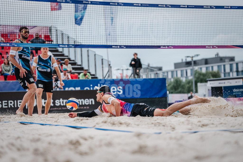 Beachvolleyball | Männer | German Beach Tour 2024 | Tourstop Bremen | 07.06.2024 | Bennet Poniewaz springt zum Ball