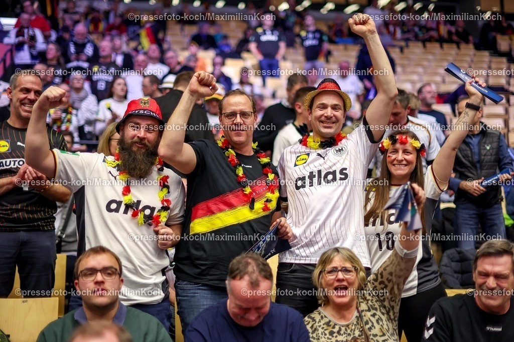 EHF15012602012 | 15.01.2026, Handball, Men's EHF EURO 2026, Deutschland - Östereich, Jyske Bank Boxen in Herning, Dänemark, Preliminary Round: Feature zahlreiche deutsche Fans Zuschauer Besucher feiern ihre Mannschaft und haben sichtlich Spaß 
