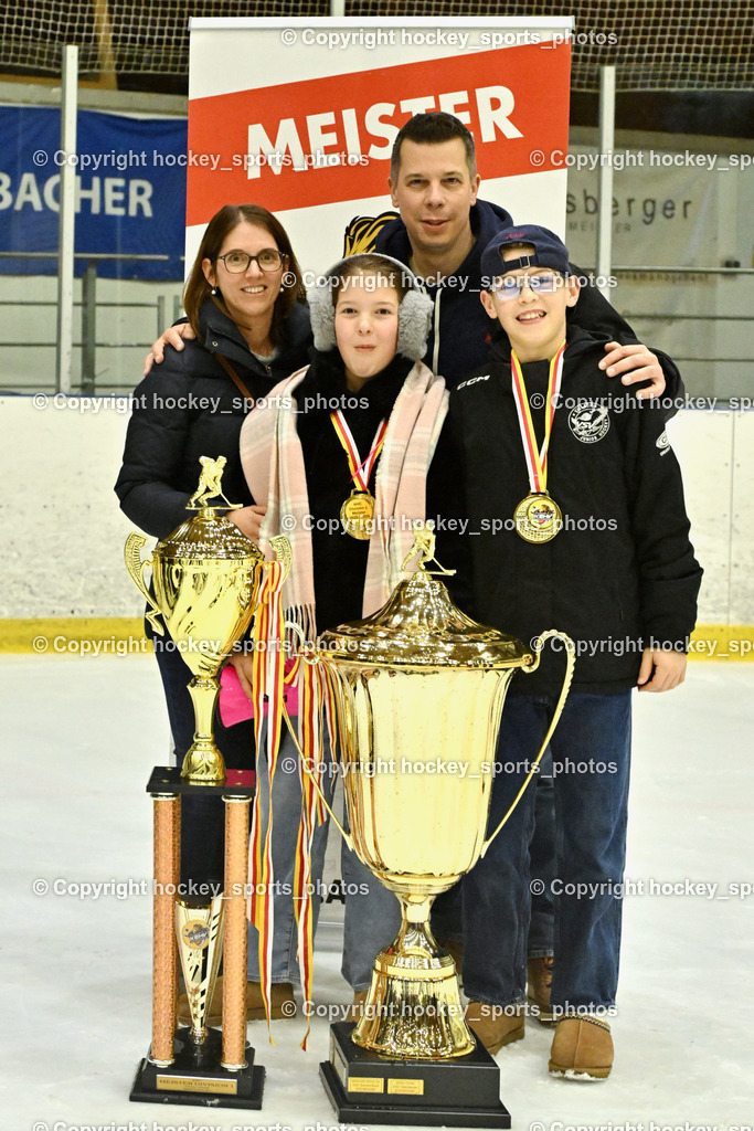 ESC Sparkasse Steindorf Meister 2025/26 | Headcoach ESC Steindorf Mayer Michael mit Familie, ESC Sparkasse Steindorf Meister 2025/26, ESC Sparkasse Steindorf Meister 2025/26 am 08.03.2026 in Althofen (Stadthalle Althofen), Austria, (Photo by Bernd Stefan)