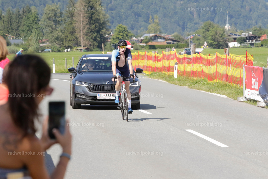 1215_20230817_Bewerb_Maenner_Muehlanger | AUT - OESTERREICH, 2023-08-16: SPORT RENNRAD-FAHREN - 55. INTERNATIONALER RADWELTPOKAL IN ST. JOHANN IN TIROL  - Vintage-Radrennen mit WM-Bronze-Medaillen-Siegerin Christina Schweinberger, den Teilnehmer und Alexander Baumann (vom Orginastions-Team) - TAG 2 BEWERB MAENNER IN SECHS GRUPPEN  ; Foto: Roland Muehlanger