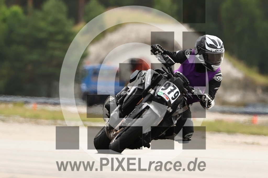 0979-20250705_11760 | Schöne Erinnerungen an spannende Momente - das festzuhalten ist unser Job. PIXELrace.de ist seit 2003 auf den Rennstrecken Europas unterwegs um die Action draußen beim Fahren und die wunderbare Stimmung imm Fahrerlager für euch einzufangen.