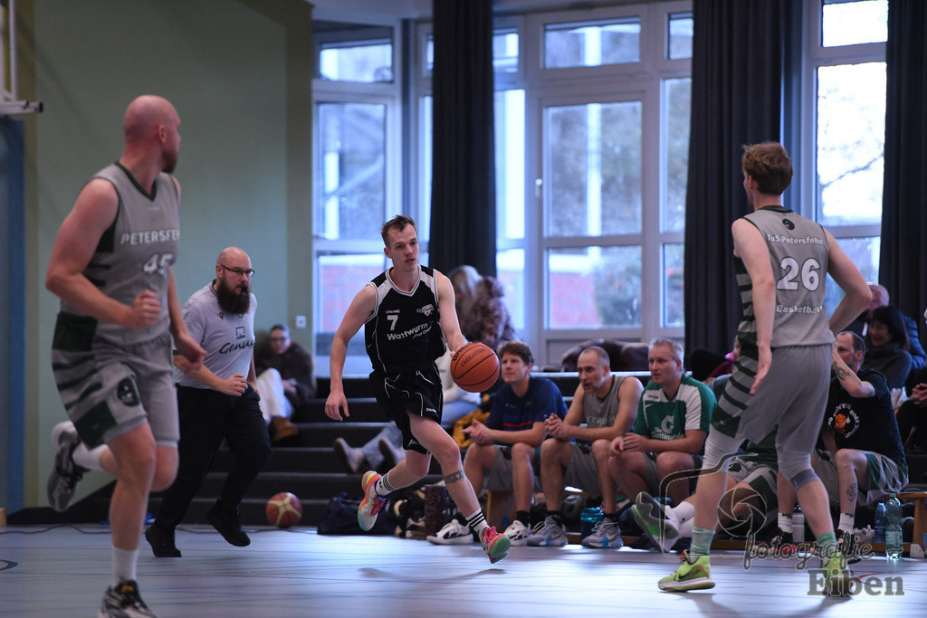 TuS Petersfehn-VfL Edewecht | Basketball Regionalliga; TuS Petersfehn (grau)-VfL Edewecht (schwarz) am 30.11.2025 in Petersfehn (Sporthalle Petersfehn), Photo: Philip Eiben 2025 - Realisiert mit Pictrs.com