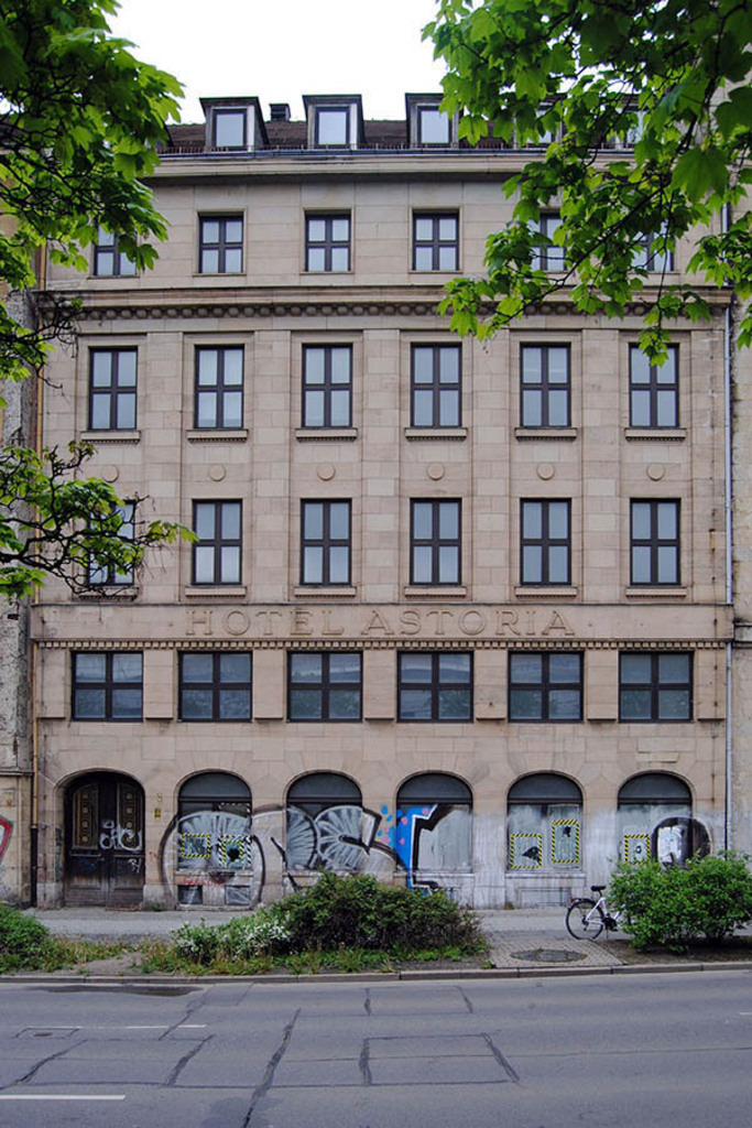 Hotel Astoria | Das Team hinter BILDLEXIKON LEIPZIG bündelt historische wie aktuelle Informationen über die Stadt Leipzig in Text und Bild auf einer Plattform und stellt diese der interessierten Öffentlichkeit zur Verfügung.