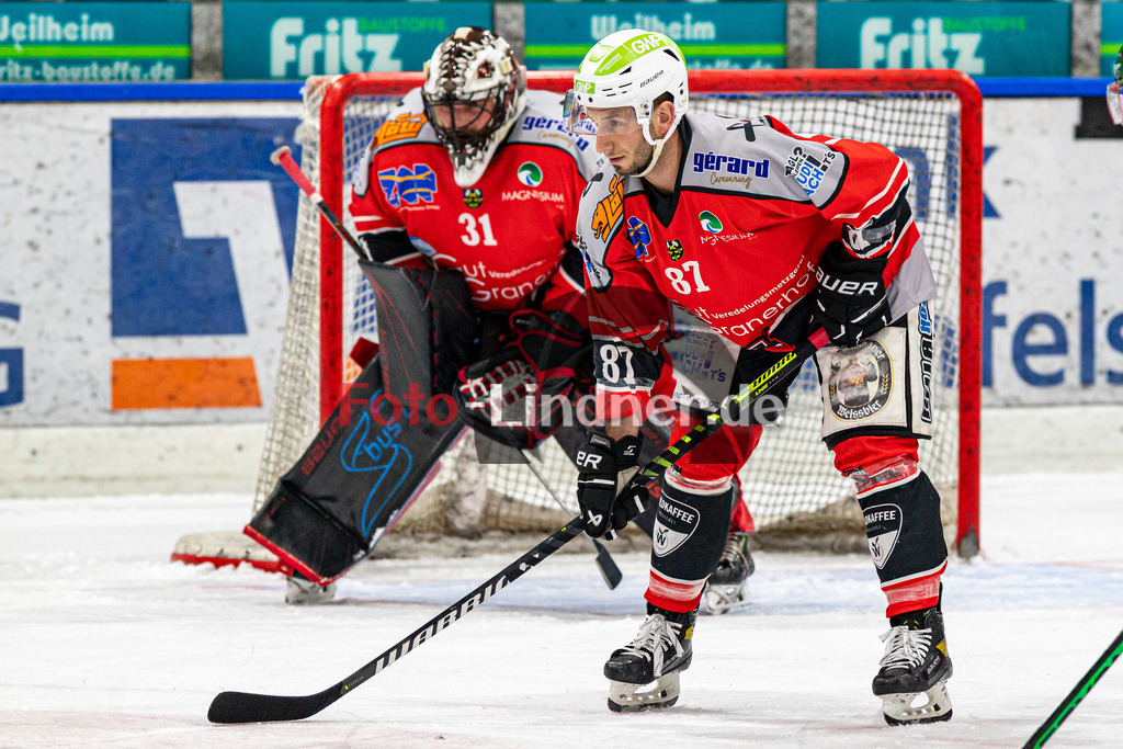 TSV Peißenberg Miners vs TSV Erding Gladiators | Eishockey Bayernliga 2023/2024, TSV Peißenberg Miners vs TSV Erding Gladiators, 20240107,
Dominic KRABBAT (Miners 87) wartet auf Bully,
2024-01-07 in Peißenberg (Eisstadion)
87 Dominic KRABBAT (Miners 87), 31 Korbinian SERTL (Miners Goali 31)
Copyright: WolfgangxLindner foto-lindner.de