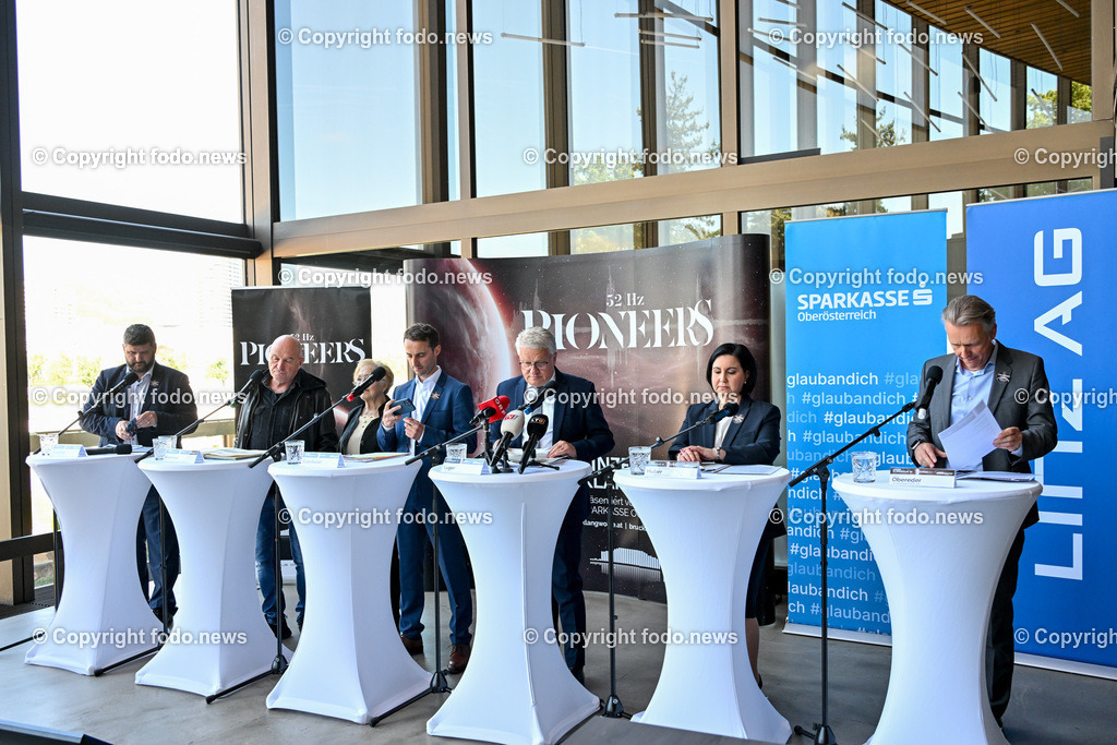 Pressekonferenz Brucknerhaus Linz - Klangwolke 2024_ Pioneer 52Hz_ 14.05.2024-7 | 14.05.2023, Brucknerhaus Linz, AUT, Pressekonferenz Brucknerhaus Linz - Klangwolke 2024, Pioneer 52Hz, im Bild Wolfgang Scheibner (Produktionsleiter Klangwolke 2024), Carlos Padrissa (La Fura dels Baus, Artistic Director), Rene Esterbauer (Kaufmaennischer Geschaeftsfuehrer der LIVA), Klaus Luger (SP, Bgm. der Stadt Linz), Stefanie Christina Huber (Vorstandsvorsitzende Sparkasse Oberoesterreich), Klaus Obereder (Landesdirektor ORF Oberoesterreich)