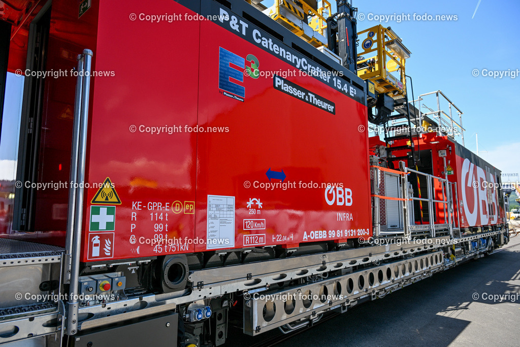Pressekonferenz OeBB-Infrastruktur AG und Plasser _ Theurer_  guene Instandhaltungsflotte_ 01.06.2023-5 | 01.06.2023, Hafenstrasse, AUT, Pressekonferenz OeBB-Infrastruktur AG und Plasser & Theurer,  Praesentation des ersten Fahrzeugs der neuen gruenen Instandhaltungsflotte, im Bild erstes Fahrzeug der neuen gruenen Instandhaltungsflotte