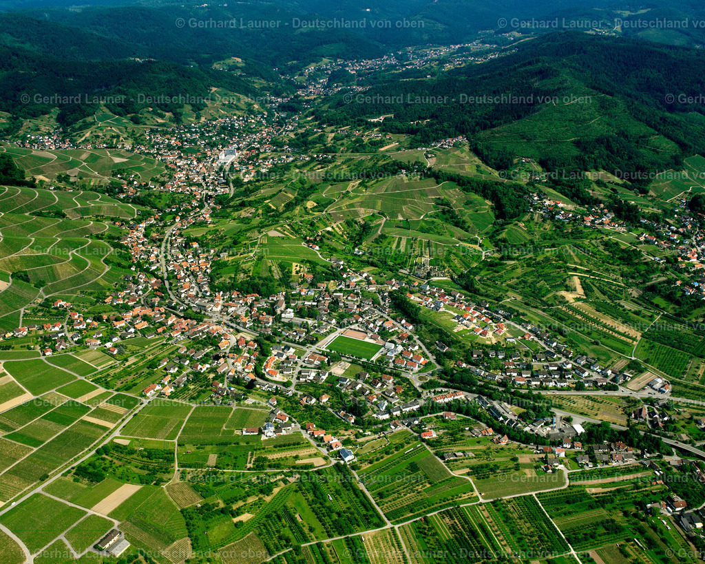 2526043 | ALTSCHWEIER 01.08.2005 Ortsansicht am Rande von landwirtschaftlichen Feldern und Nutzflächen  in Altschweier im Bundesland Baden-Württemberg, Deutschland // Village view on the edge of agricultural fields and land  in Altschweier in the state Baden-Wuerttemberg, Germany Foto: Gerhard Launer