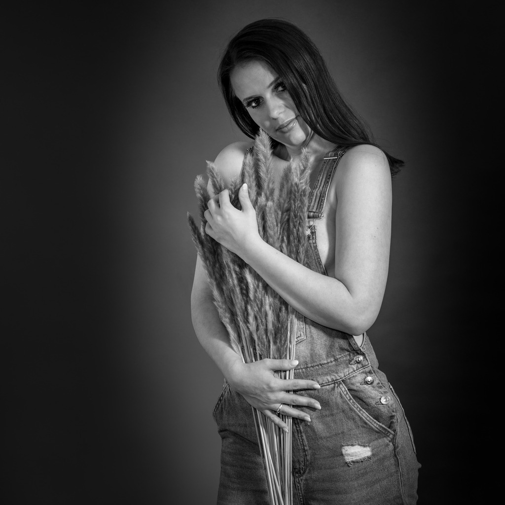 Portrait_im_Studio_Patricia_Latzhose_sw_Blumen | Peoplefotografie aus Geldern - Realisiert mit Pictrs.com