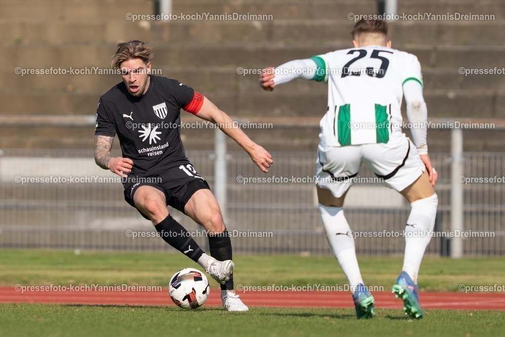 xYDR15032501064 | 15.03.2025, xydrx, Fußball, Borussia Mönchengladbach II (U23) - 1.FC Bocholt, Regionalliga West, Grenzlandstadion:  Jan Holldack (1. FC Bocholt #10) im Zweikampf gegen Lion Schweers (Borussia Moenchengladbach II #25)