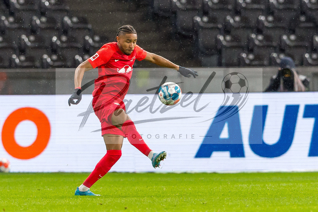 BSCRBL20220220_138 | Fussball, Herren: Christopher Nkunku (RB Leipzig) in Aktion, am Ball, Einzelaktion bei dem Spiel der 1. Bundesliga zwischen Hertha BSC und RB Leipzig im Olypiastadion am 20.02.2022 in Berlin, Deutschland.DFB / DFL REGULATIONS PROHIBIT ANY USE OF PHOTOGRAPHS AS IMAGE SEQUENCES AND/OR QUASI-VIDEO. - Realisiert mit Pictrs.com