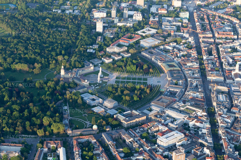 Luftbild: Kaiserstr, Schloßplatz im Ortsteil Innenstadt-West in Karlsruhe im Bundesland Baden-Württemberg in Deutschland. Foto: IMG_099622.jpg vom 21.05.2017 durch Werner Riehm/FLY-FOTO.de