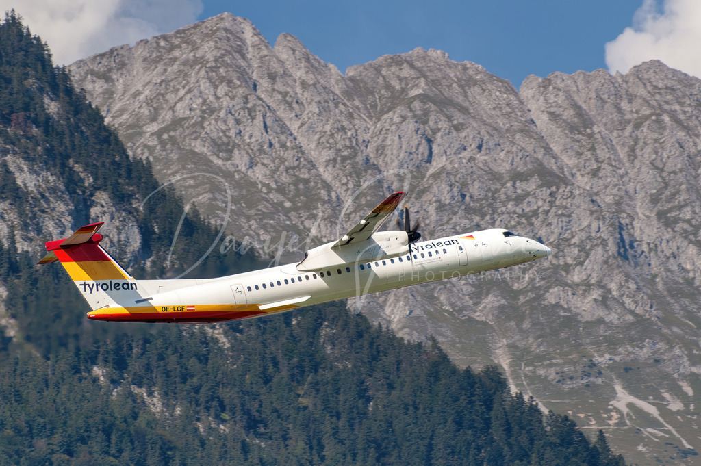 Tyrolean | Tyrolean Dash 8 beim Steigflug vor der Nordkette
