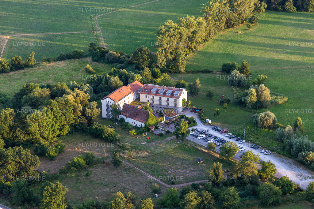 Luftbild: Hotel Zeiskamer Mühle in Zeiskam im Bundesland Rheinland-Pfalz in Deutschland. Foto: IMG_133583.jpg vom 12.07.2022 durch Werner Riehm/FLY-FOTO.deWWW.ZEISKAMERMUEHLE.DE
