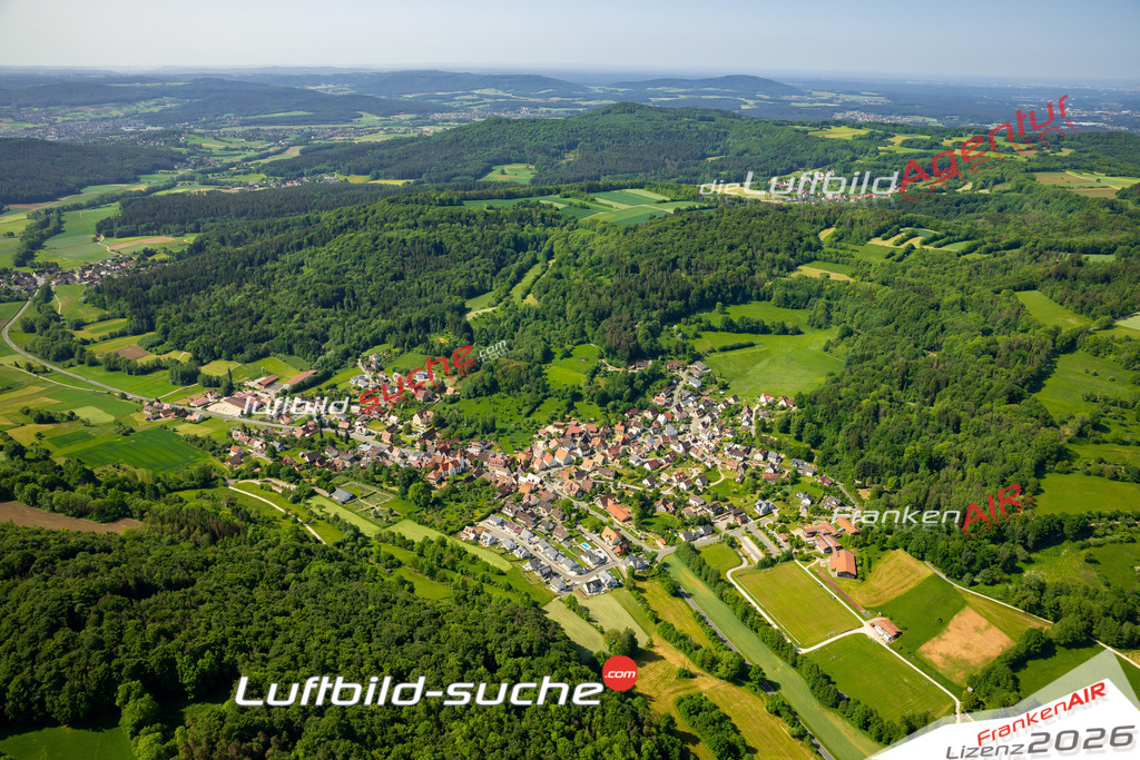 Das Luftbild zeigt  Kirchensittenbach - Die Luftaufnahme wurde 2023 vom UL-Flugzeug aus erstellt ( keine Drohne ) - Hochauflösende Luftaufnahme - Für grossformatige Ausdrucke geeignet. Die Geschenkidee !Mit Lizenz und Bildrechte bestellbar