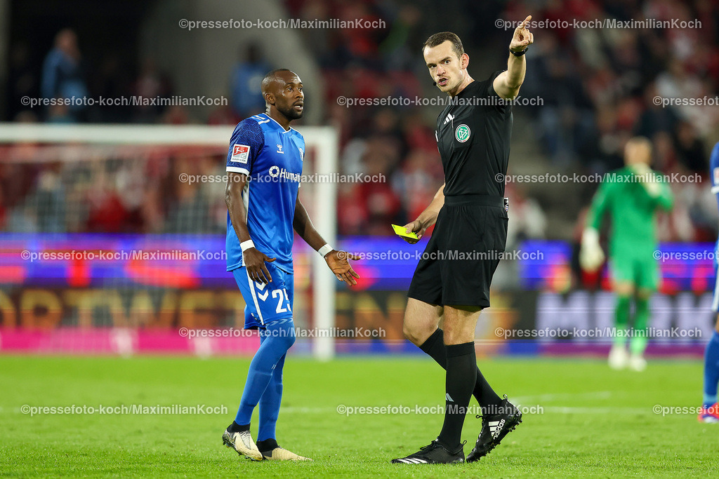 Koe14092402128 | 14.09.2024, 2. Fußball Bundesliga, 1. FC Köln - 1. FC Magdeburg, RheinEnergieSTADION, Saison 2024 2025: Gelbe Karte Silas Gnaka (1.FC Magdeburg #25) neben Schiedsrichter Richard Hempel (SR) DFB regulations prohibit any use of photographs as image sequences and or quasi-video.