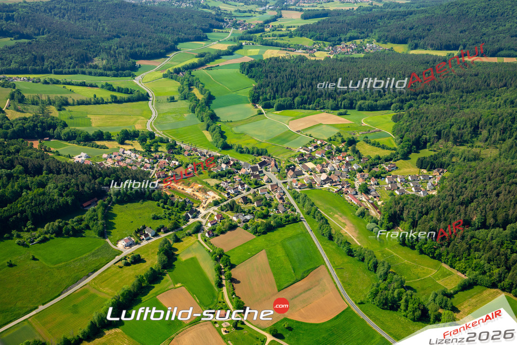 Das Luftbild zeigt Aspertshofen Kirchensittenbach - Die Luftaufnahme wurde 2023 vom UL-Flugzeug aus erstellt ( keine Drohne ) - Hochauflösende Luftaufnahme - Für grossformatige Ausdrucke geeignet. Die Geschenkidee !Mit Lizenz und Bildrechte bestellbar