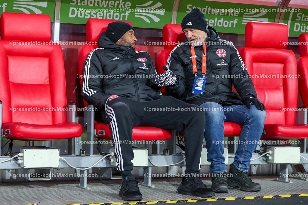 Due17012501009 | 17.01.2025, Fußball, Fortuna Düsseldorf - SV Darmstadt 98, 2.. Fußball Bundesliga, 18. Spieltag, Merkur Spiel-Arena, Saison 2024 2025: Cheftrainer Daniel Thioune (Trainer Fortuna Düsseldorf) zusammen mit düsseldorfs PressesprecherDFB regulations prohibit any use of photographs as image sequences and or quasi-video.