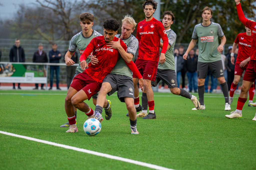 Fußball Oberliga Rheinland-Pfalz/Saar, Saison 2024/25, 15. Spieltag: Arminia Ludwigshafen gegen 1. FC Kaiserslautern II. Bild: Jannick Dörr (12, Ludwigshafen) foult im Strafraum. Es gibt Elfmeter | Fußball Oberliga Rheinland-Pfalz/Saar, Saison 2024/25, 15. Spieltag: Arminia Ludwigshafen gegen 1. FC Kaiserslautern II. Bild: Jannick Dörr (12, Ludwigshafen) foult im Strafraum. Es gibt Elfmeter - Realisiert mit Pictrs.com