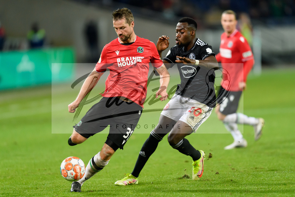 H96DUS20211027_050 | Fussball, Herren: Julian Boerner (Hannover 96) und Khaled Narey (Fortuna Duesseldorf) im Zweikampf bei dem Spiel der 2. Runde im DFB-Pokal zwischen Hannover 96 und Fortuna Duesseldorf in der HDI-Arena am 27.10.2021 in Hannover, Deutschland.DFB / DFL REGULATIONS PROHIBIT ANY USE OF PHOTOGRAPHS AS IMAGE SEQUENCES AND/OR QUASI-VIDEO. - Realisiert mit Pictrs.com