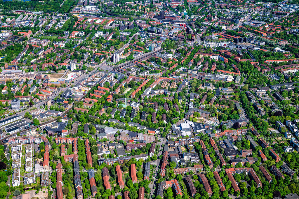 Hamburg_Barmbek_Süd_ELS_3660010525 | HAMBURG 01.05.2025 Mischbebauung der Wohngebiets- und Gewerbeansiedlung an der Volksdorfer Straße, Hansdorfer Straße im Ortsteil Barmbeck in Hamburg, Deutschland. // Mixing of residential and commercial settlements on street Volksdorfer Strasse, Hansdorfer Strasse in the district Barmbeck in Hamburg, Germany. Foto: Martin Elsen