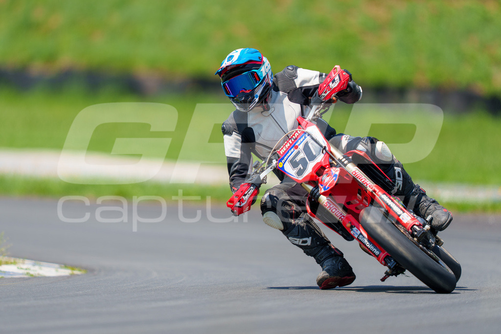 G-Cup + Supermoto Staatsmeisterschaft + Hungarian Supermoto Championship | GRIPcapture steht für authentische Sportfotografie in Österreich – für Momente, die mehr sind als Geschwindigkeit oder Ergebnis. Es geht um Emotion, Spannung, Fokus und den Augenblick, der oft nur einen Wimpernschlag dauert.Ob Motorsport, Teamsport oder 