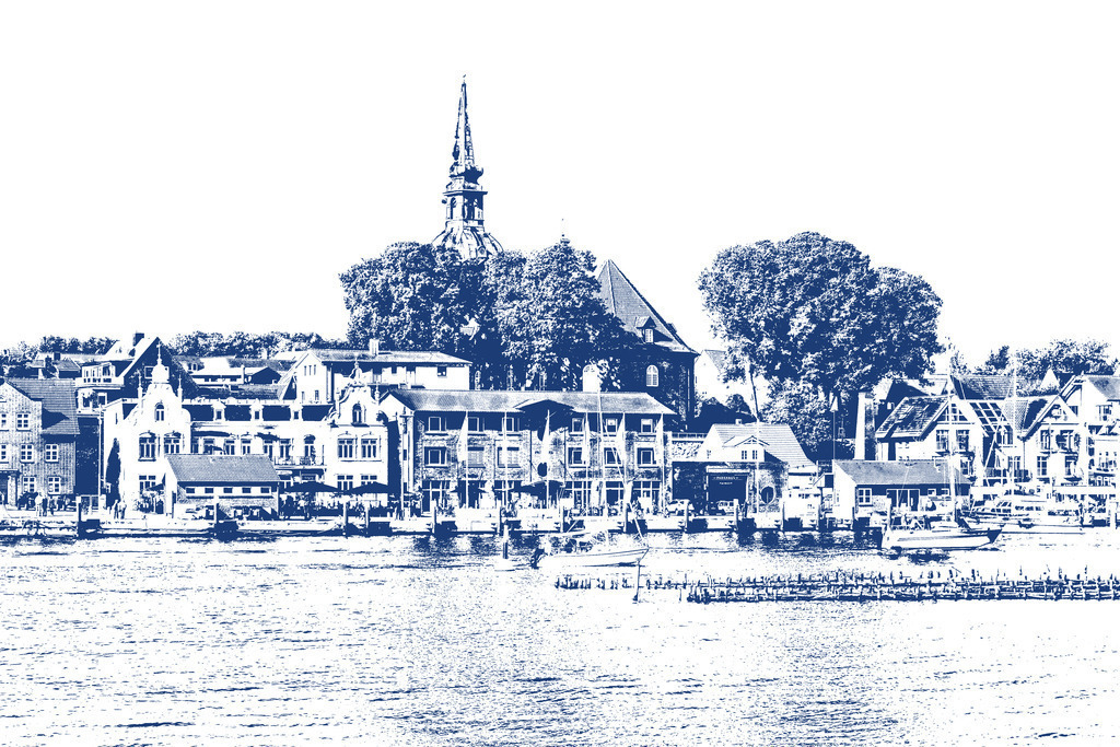 Photoart: Hafen in Kappeln in blau | Dieses Wandbild zeigt den Hafen in Kappeln an der Schlei in blau. Inmitten der Schlei kann man auf der rechten Seite den Heringszaun erkennen. Auf der Schlei sind zwei Segelboote unterwegs.  - Realisiert mit Pictrs.com