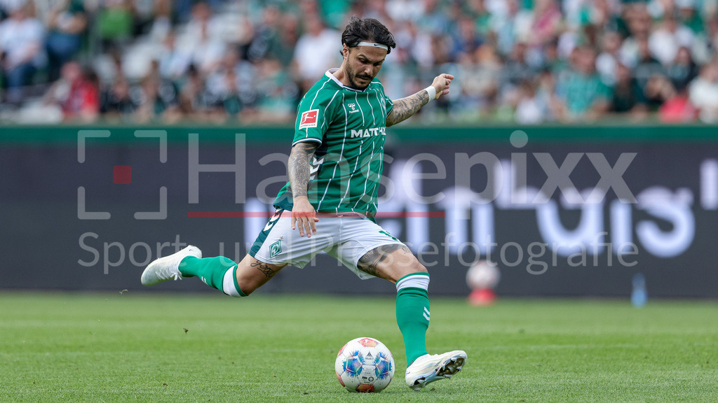 Fussball, Bundesliga, SV Werder Bremen - SC Freiburg | Leonardo Bittencourt (SV Werder Bremen, 10) am Ball, Freisteller, Einzelbild, Ganzkörper, Aktion, Action, Spielszene, DIE DFL-RICHTLINIEN UNTERSAGEN JEGLICHE NUTZUNG VON FOTOS ALS SEQUENZBILDER UND/ODER VIDEOÄHNLICHE FOTOSTRECKEN. DFL REGULATIONS PROHIBIT ANY USE OF PHOTOGRAPHS AS IMAGE SEQUENCES AND/OR QUASI-VIDEO.