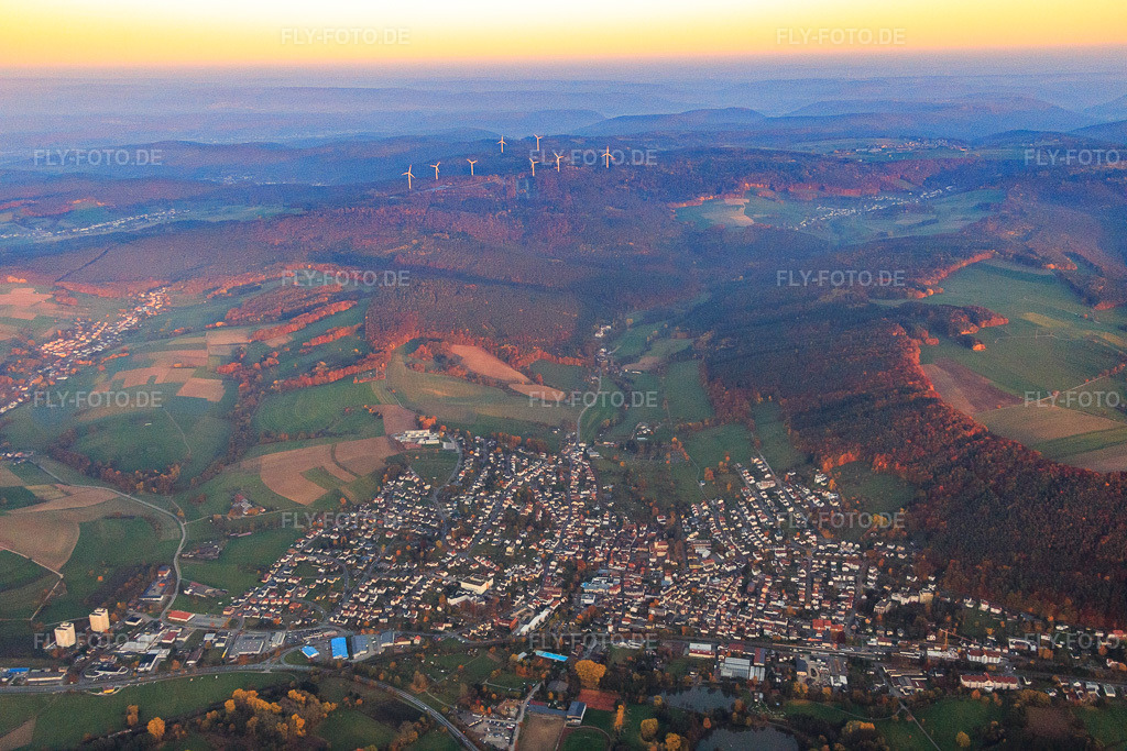 Luftbild: Ortsansicht vor dem Windpark im Park für grüne Technologien in einem ehemaligen Munitionslager der US Amerikanischen Streitkräften in Bad König im Bundesland Hessen in Deutschland. – Foto: IMG_085075.jpg vom 01.11.2015 durch Werner Riehm/FLY-FOTO.de – Auflösung des Originals: 5472 x 3648 px
