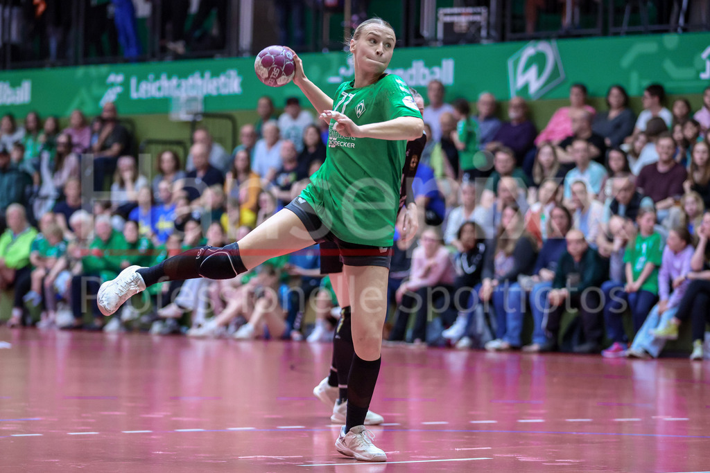 Handball, 2. Bundesliga Frauen, SV Werder Bremen - HC Rödertal | Emma Ruwe (SV Werder Bremen, 27) beim Siebenmeter, 7m, Spielszene, Aktion, Action