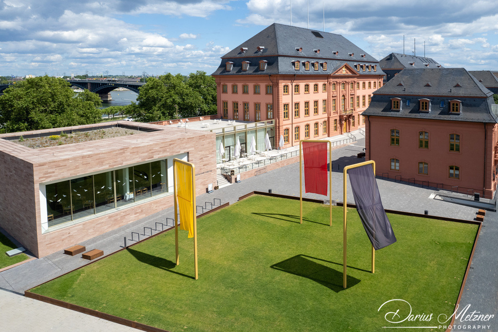 Kunst vor dem Landtag Rheinland-Pfalz | Kunst vor dem Landtag Rheinland-Pfalz - Die Vergänglichkeit von Demokratie von Michael Sailstorfer