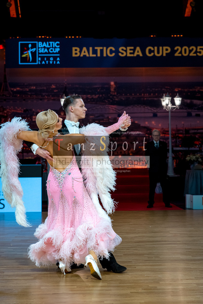 20251212_WDSF_World_Ch_Cup_RS-Std_1505-2 | Tanzsportbilder, Standardtanz, Lateintanz, WDSF, DTV, LTVB, dancecomp, goc, hessen tanzt, blaues band der spree, walzer, tango, wiener walzer, slowfox, quickstepp, samba, rumba, cha-cha-cha, paso doble. jive, hd-kroft photography, turniertanzsport