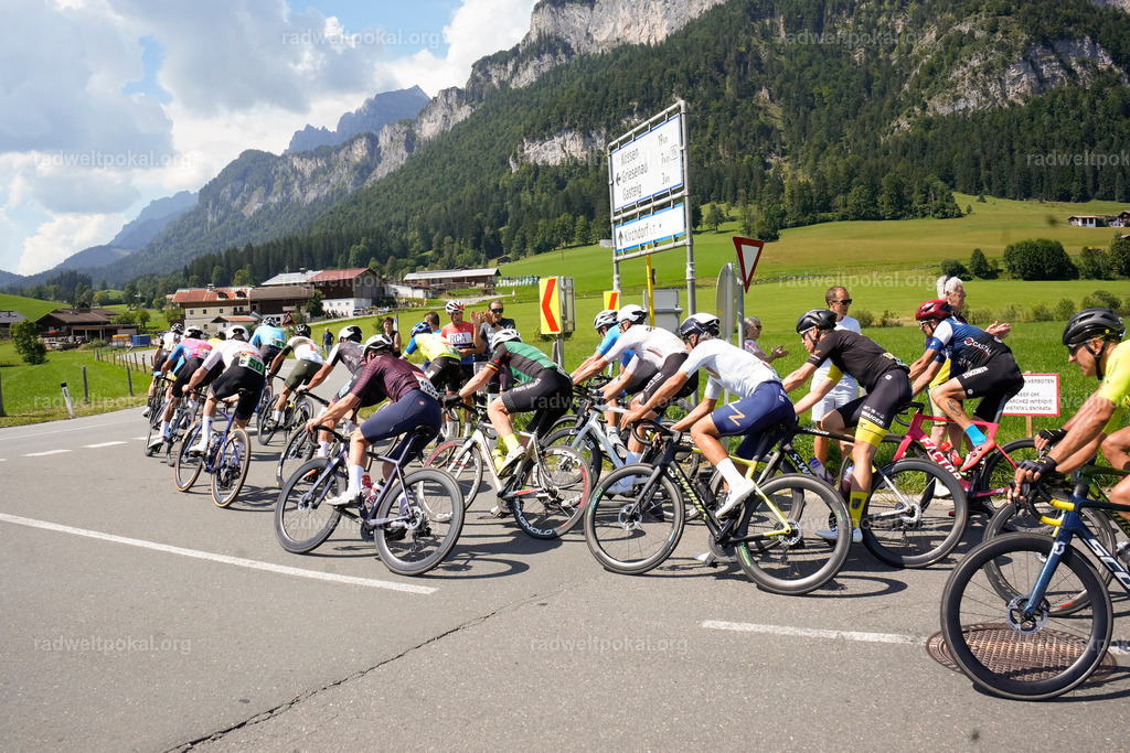 626_20230817_Bewerb_Maenner_Muehlanger | AUT - OESTERREICH, 2023-08-16: SPORT RENNRAD-FAHREN - 55. INTERNATIONALER RADWELTPOKAL IN ST. JOHANN IN TIROL  - Vintage-Radrennen mit WM-Bronze-Medaillen-Siegerin Christina Schweinberger, den Teilnehmer und Alexander Baumann (vom Orginastions-Team) - TAG 2 BEWERB MAENNER IN SECHS GRUPPEN  ; Foto: Roland Muehlanger