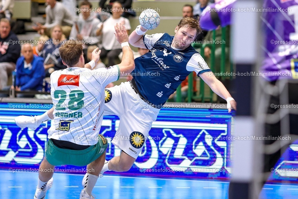BHC13092501086 | 13.09.2025, Handball, HBL, Bergischer HC - TSV GWD Minden, Unihalle Wuppertal: Tom Bergner (GWD Minden #28) im Zweikampf gegen  Gerdas Babarskas (BHC #14) 
