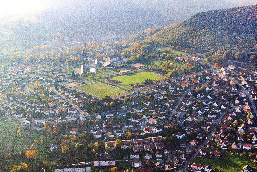 Vue aérienne: Stade Paul Weber à Niederbronn-les-Bains dans le département Bas Rhin, France – .Photo: IMG_54148.jpg prise le 21/10/2012 par Werner Riehm/FLY-FOTO.eu – Résolution de l'original: 4752 x 3168 px – U.S. NIEDERBRONN LES BAINS | \xc3\x89preuves | F\xc3\xa9d\xc3\xa9ration Fran\xc3\xa7aise de Football (FFF)
