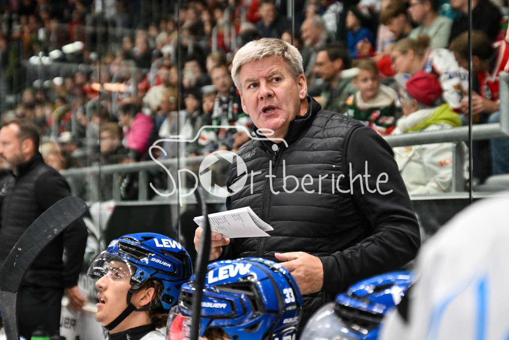 Augsburger Panther - Steinback Black Wings Linz | im Bild Bill PETERS Trainer Augsburger Panther beim Powerbreak / Einzelfoto / Freisteller / Testspiel: Augsburger Panther - Steinback Black Wings Linz; Curt Frenzel Stadion am 05.09.2025