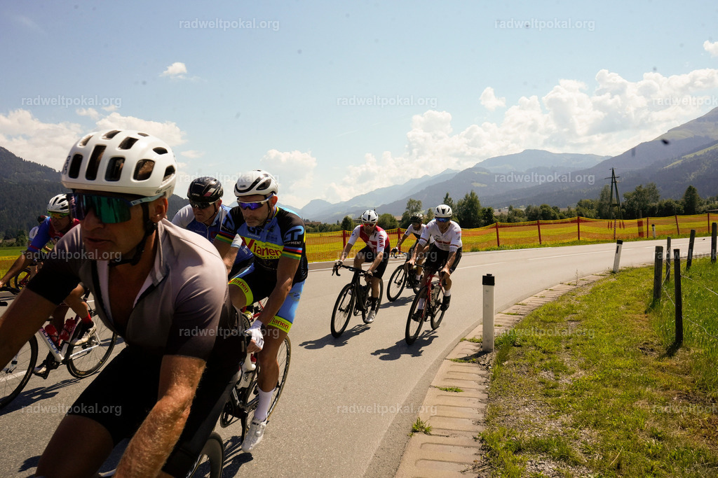 292_20230817_Bewerb_Maenner_Muehlanger | AUT - OESTERREICH, 2023-08-16: SPORT RENNRAD-FAHREN - 55. INTERNATIONALER RADWELTPOKAL IN ST. JOHANN IN TIROL  - Vintage-Radrennen mit WM-Bronze-Medaillen-Siegerin Christina Schweinberger, den Teilnehmer und Alexander Baumann (vom Orginastions-Team) - TAG 2 BEWERB MAENNER IN SECHS GRUPPEN  ; Foto: Roland Muehlanger