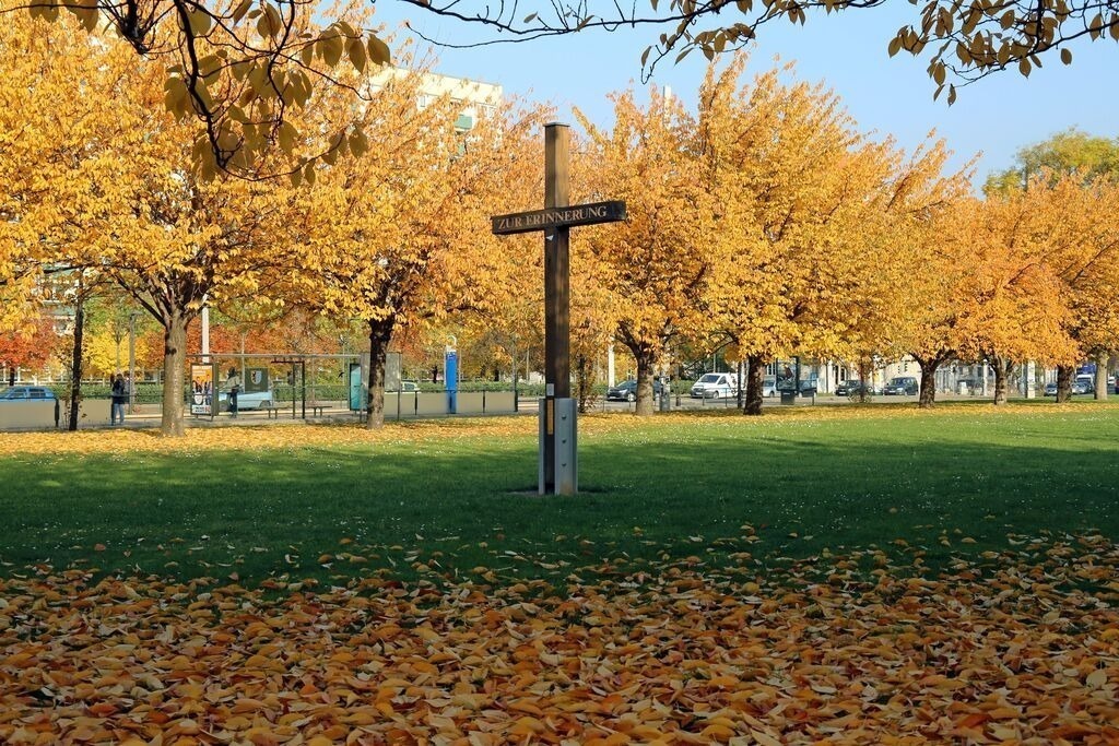 Foto: Leipzig - Erinnerungskreuz an die Johanniskirche | Das Team hinter BILDLEXIKON LEIPZIG bündelt historische wie aktuelle Informationen über die Stadt Leipzig in Text und Bild auf einer Plattform und stellt diese der interessierten Öffentlichkeit zur Verfügung.