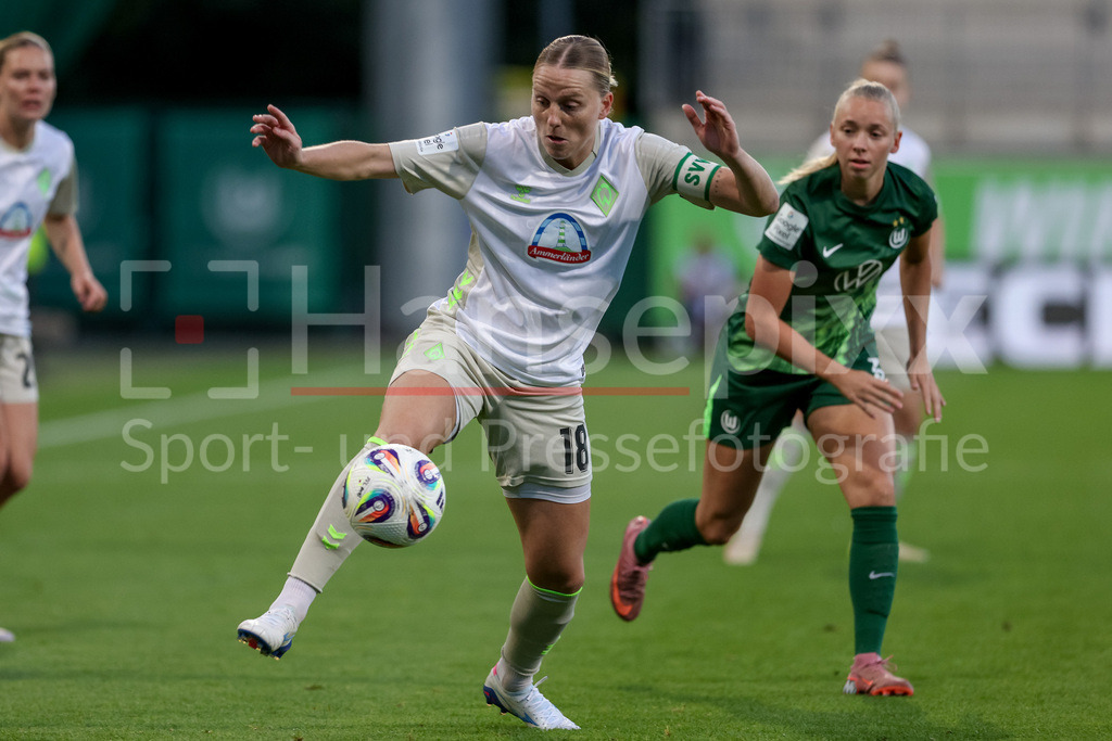 Fussball, Google Pixel Frauen-Bundesliga, VfL Wolfsburg - SV Werder Bremen | Lina Hausicke (SV Werder Bremen, 18) am Ball, Einzelbild, Ganzkörper, Aktion, Action, Spielszene, DIE DFB-RICHTLINIEN UNTERSAGEN JEGLICHE NUTZUNG VON FOTOS ALS SEQUENZBILDER UND/ODER VIDEOÄHNLICHE FOTOSTRECKEN. DFB REGULATIONS PROHIBIT ANY USE OF PHOTOGRAPHS AS IMAGE SEQUENCES AND/OR QUASI-VIDEO.