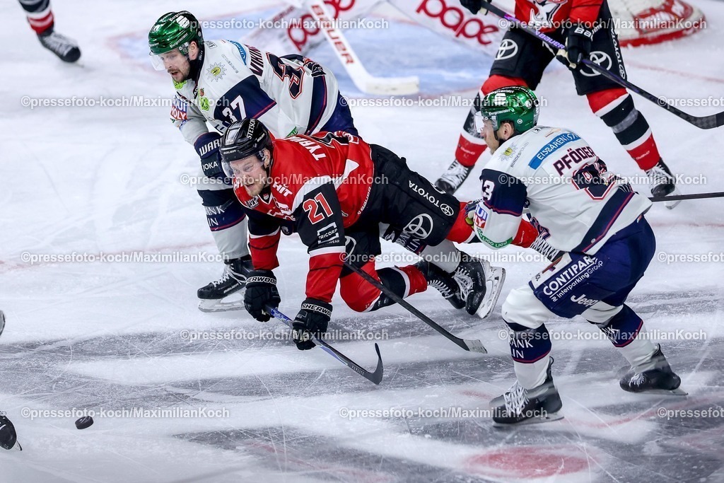 KEC15042601180 | 15.04.2026, Eishockey, DEL Halbfinale Play-Offs, Kölner Haie - Eisbären Berlin, Spiel 4, Lanxess-Arena Köln: Juhani Tyrväinen (Kölner Haie #21) behauptet sich gegen Markus Vikingstad (Eisbären Berlin #37) Leo Pföderl (Eisbären Berlin #93) 