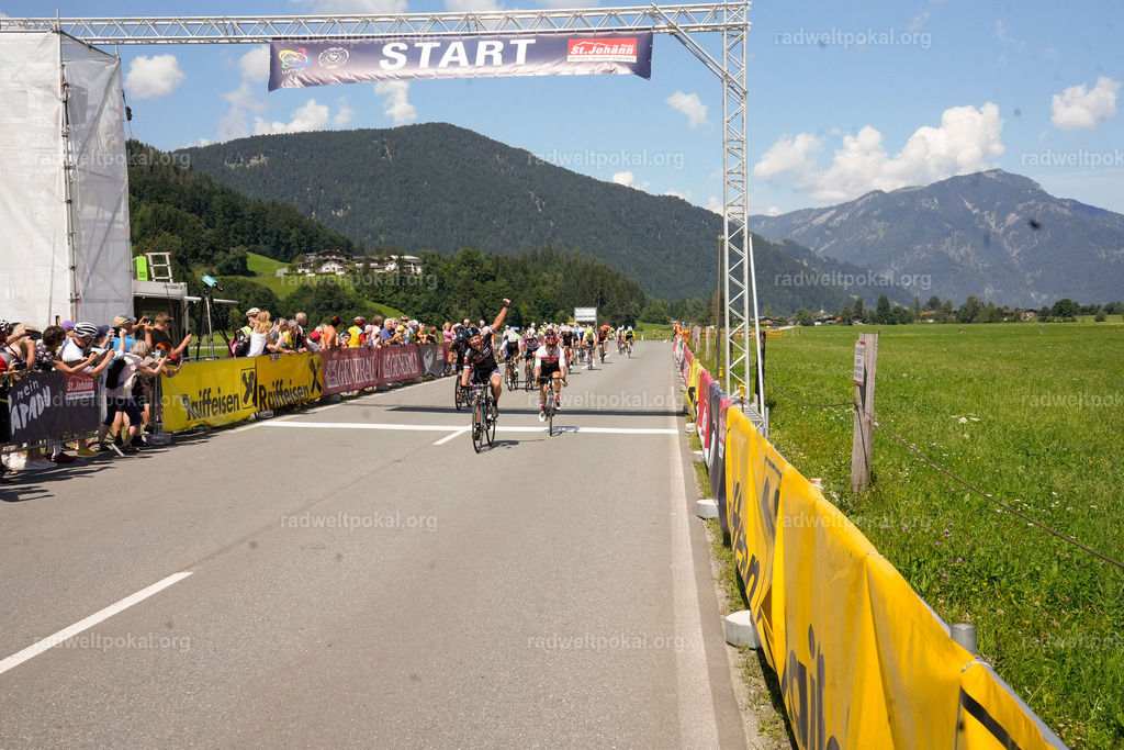 663_20230817_Bewerb_Maenner_Muehlanger | AUT - OESTERREICH, 2023-08-16: SPORT RENNRAD-FAHREN - 55. INTERNATIONALER RADWELTPOKAL IN ST. JOHANN IN TIROL  - Vintage-Radrennen mit WM-Bronze-Medaillen-Siegerin Christina Schweinberger, den Teilnehmer und Alexander Baumann (vom Orginastions-Team) - TAG 2 BEWERB MAENNER IN SECHS GRUPPEN  ; Foto: Roland Muehlanger