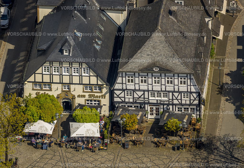 Brilon240503385 | Luftbild, Fachwerkhäuser mit Restaurant Jägerhof und Café am Markt, Marktplatz und AußenGastronomie, Sonnenschirme, Brilon, Sauerland, Nordrhein-Westfalen, Deutschland