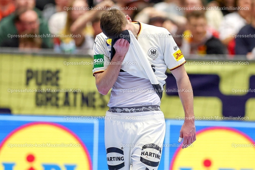 EHF17012602070 | 17.01.2026, Handball, Men's EHF EURO 2026, Deutschland - Serbien, Jyske Bank Boxen in Herning, Dänemark, Preliminary Round:  Lukas Zerbe (Germany #17) enttäuscht Enttäuschung 
