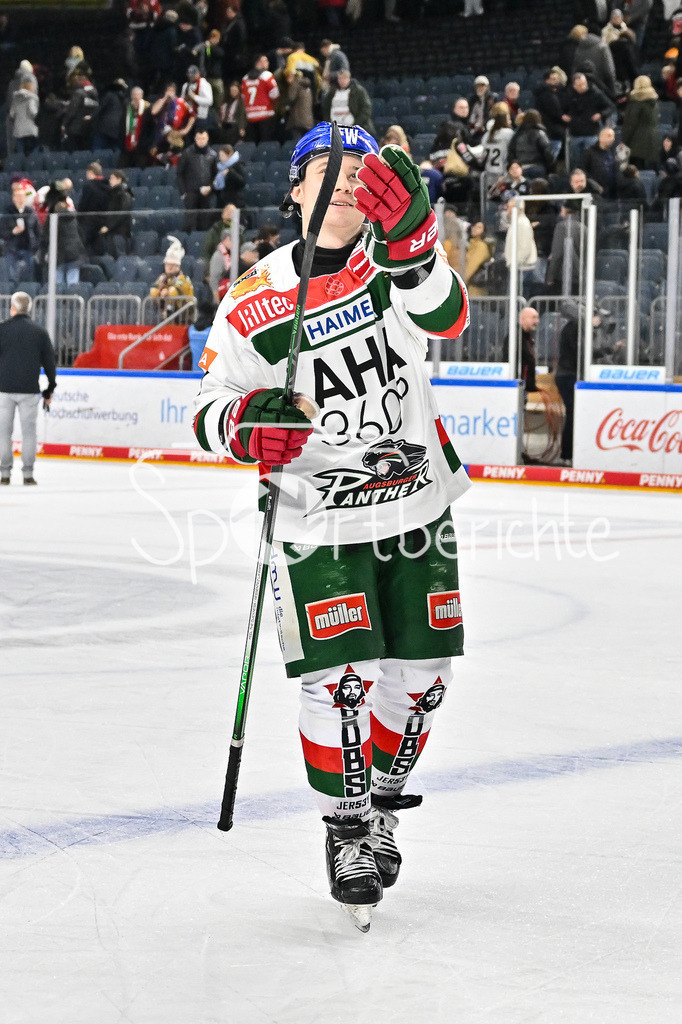Kölner Haie - Augsburger Panther | die Panther bedanken sich bei den mitgereisten Fans nach dem Auswaertssieg in Koeln und feier zusammen den Sieg / DEL: Koelner Haie - Augsburger Panther, Lanxess Arena am 05.01.2025 / Florian ELIAS (Augsburger Panther #67)