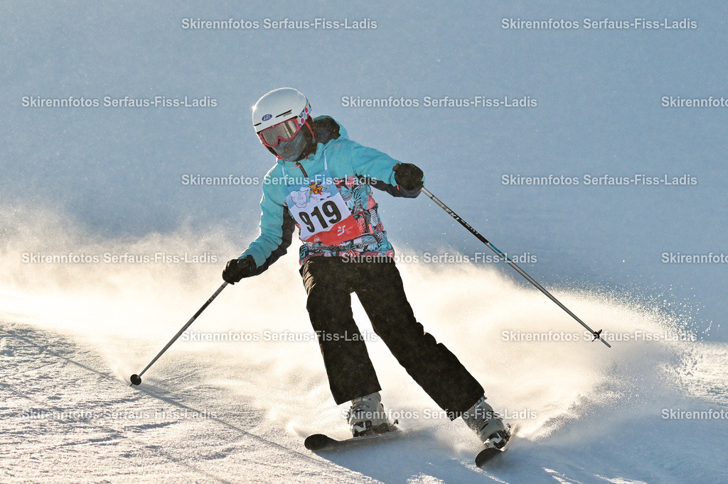 SRF_25.12.2025_0333 | Skirennfotos,Serfaus,Fiss,Ladis,Kinderskirennen,Winter,Tirol,Oberland,skirace,SFL,feelfree,weil wir's genießen,ski,Ski,skifahren,Sonnenplateau, - Realisiert mit Pictrs.com