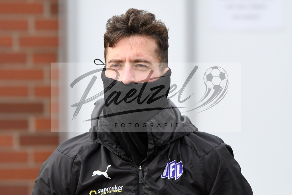 20200130_TRAOSN_0004 | Fußball, Herren: Manuel Farrona Pulido (VfL Osnabrueck) schaut waehrend der Trainingseinheit des VfL Osnabrueck im Sportpark Illoshoehe am 30.01.2020 in Osnabrueck, Deutschland. - Realisiert mit Pictrs.com