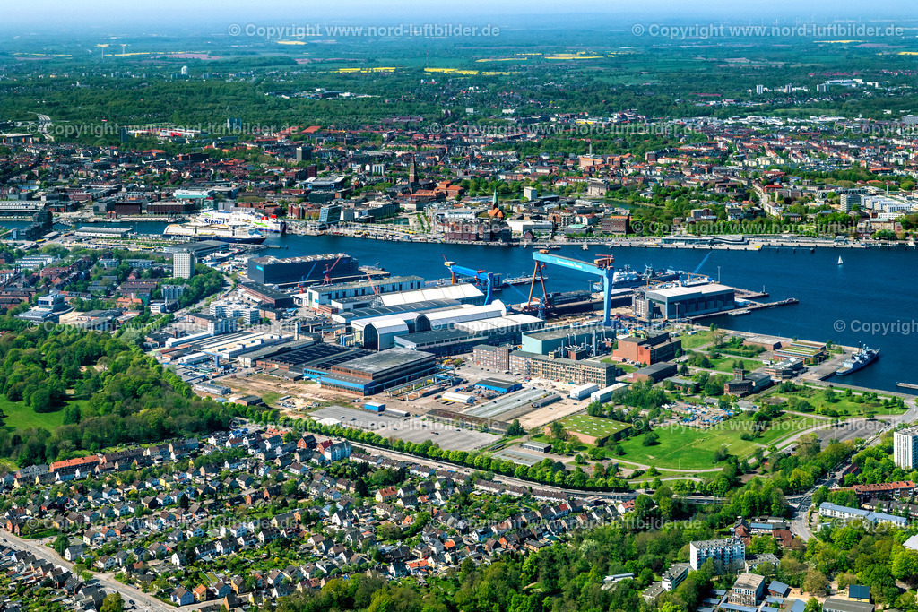 Kiel_Ellerbek_ELS_5955010524 | KIEL 01.05.2024 Firmengelände der ThyssenKrupp Marine Systems GmbH mit Hallen, Firmengebäuden und Produktionsstätten in Kiel im Bundesland Schleswig-Holstein, Deutschland. // Company grounds and facilities of  ThyssenKrupp Marine Systems GmbH in Kiel in the state Schleswig-Holstein, Germany. Foto: Martin Elsen