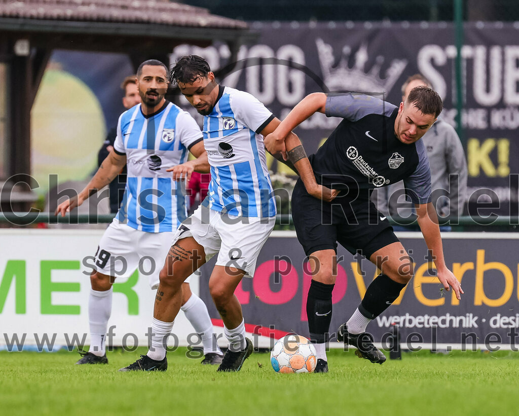 2023-08-05_102_FC_Langengeisling_gegen_SVN_Muenchen | Erding, Deutschland, 05.08.2023:
Fußball, Bezirksliga Oberbayern Ost 2023 / 2024, 2. Spieltag, FC Langengeisling gegen SVN München, Endergebnis: 1:3

Julien Santana-Mielke (SVN München, #17), David Riederle (FC Langengeisling, #21)

Foto: Christian Riedel / fotografie-riedel.net
